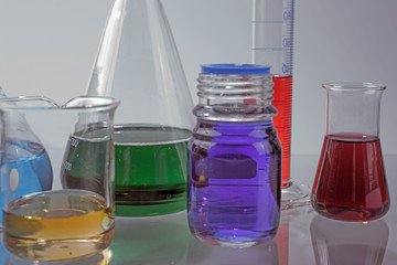 Laborglas auf dem Glastisch