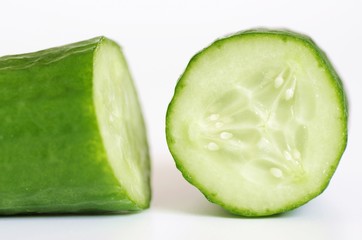 Saftige Gurke aufgeschnitten, veganes Essen