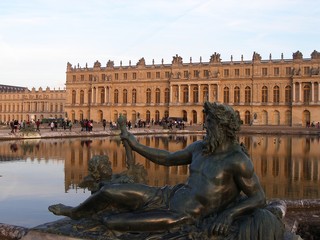 Fototapeta na wymiar Statue au chateau de Versailles