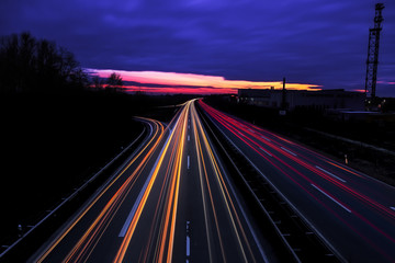 Autobahn bei Sonnenuntergang