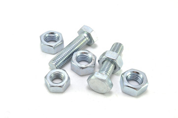 Гайки и болты на белом фоне крупным планом