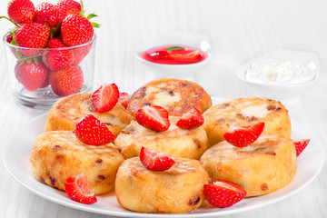Delicious Cottage cheese pancakes with raisins and strawberries