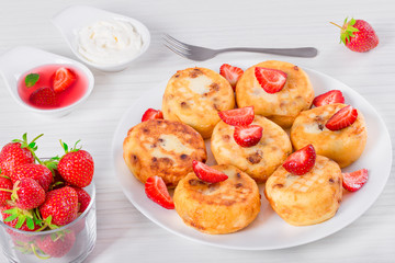 Naklejka na ściany i meble Delicious Cottage cheese pancakes with raisins and strawberries