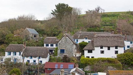 Fototapeta na wymiar Traditional thatched houses in an ancient Cornish fishing village