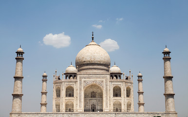 Fototapeta na wymiar Taj Mahal on a bright day