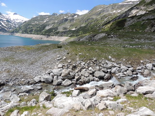 красивый панорамный вид на дамбу и горное озеро