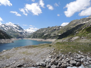 Fototapeta na wymiar красивый панорамный вид на горы и горное озеро
