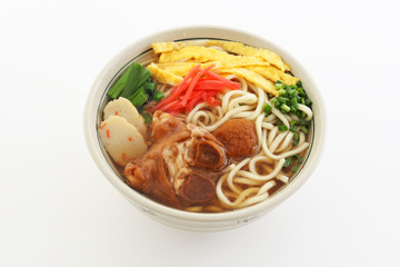 沖縄伝統の豚足テビチそば