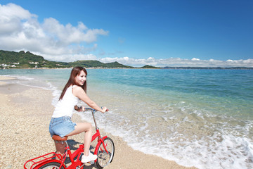 Obraz na płótnie Canvas 南国沖縄の美しいビーチで寛ぐ女性 