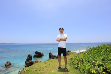 南国の美しいビーチで寛ぐ男性 