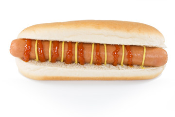 Hot Dog im vor weißem Hintergrund, garniert mit  , Ketchup- und Senf- Streifen