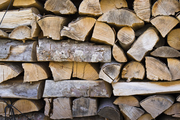 Primer plano de troncos de madera apilados para utilitzar como leña