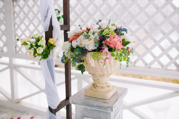 Fototapeta na wymiar Vases, artificial flowers, flower Vase ornament