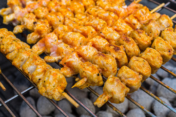 Putenspieße beim Grillen im Garten