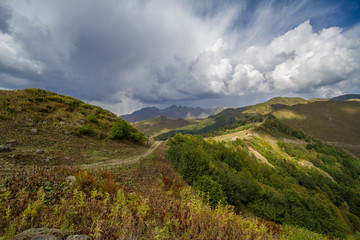 Naklejka premium Summer mountain landscape with cumulus cloud