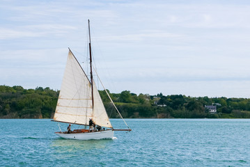 Obraz premium Small old gaff rig sailboat