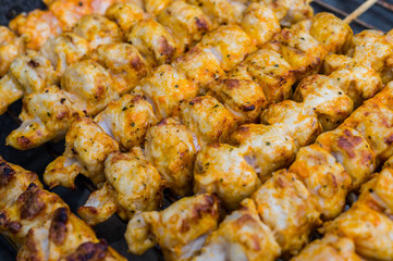 Putenspieße auf dem Holzkohlegrill