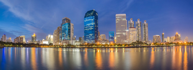 Fototapeta na wymiar panorama of Bangkok cityscape at night