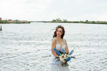 Fototapeta na wymiar Beautiful young bride in luxury wedding dress