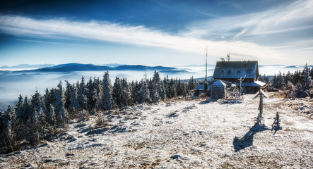 Obraz premium Hut in mountin during winter