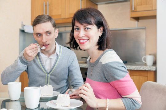 couple drinking tea with   cake