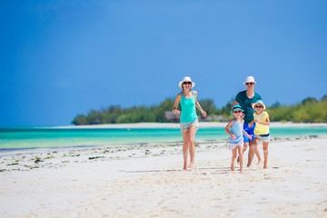 Naklejka premium Happy family of four on the beach