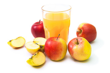 Erntefrische Äpfel und Apfelsaft im Glas vor weißem Hintergrund, Produkte vom Apfelhof,  gesunde...