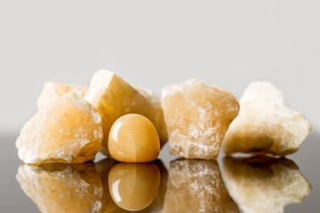 Gelber Karneol, rohsteine und getrommelt, gespiegelt