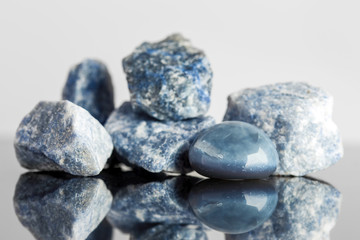 sodalith, rohstein und getrommelt, Spiegelungen