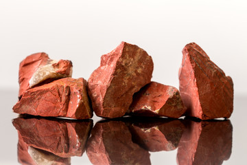 Jaspis Rohsteine, spiegelungen, Heilsteine