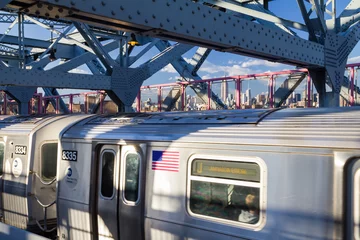 Foto op Plexiglas Subway Crossing the Williamsburg Bridge in New York City © deberarr