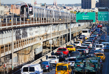 Fototapeta premium Rush Hour Traffic on Williamsburg Bridge in New York City