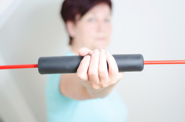 Fitnessübung mit Schwingstab