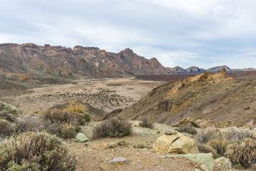 Серные отложения у подножья вулкана