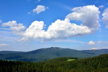 Fototapeta na wymiar Wolkenhimmel im Bayerischen Wald