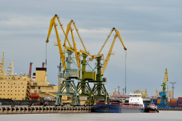 Obraz premium Work at the seaport.
