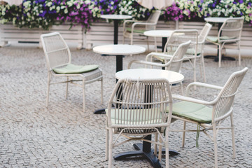 Fototapeta na wymiar Blurred image of cozy outdoor cafe