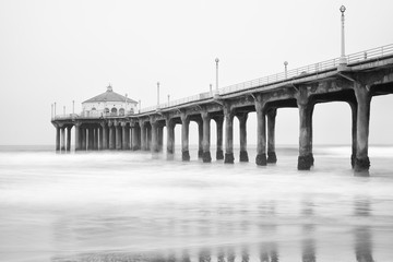 Photo en noir et blanc de la jetée de la plage de Manhattan, en Californie.