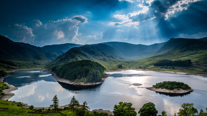 Les rayons du soleil sur Haweswater, le Lake District, Cumbria, Angleterre