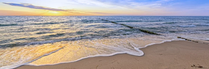 Selbstklebende Fototapeten Urlaub am Meer - Sandstrand und Sonnenuntergang an der Ostseeküste - Banner / Panoroma  © reichdernatur