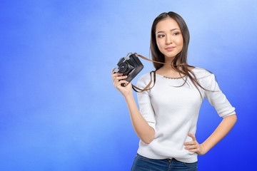 Fototapeta premium Woman using a retro photo camera