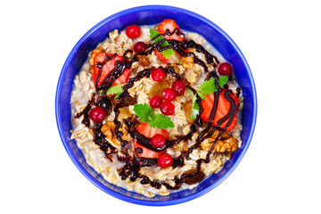 Oatmeal with Raisins, Walnuts and Strawberries