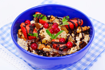 Oatmeal with Raisins, Walnuts and Strawberries