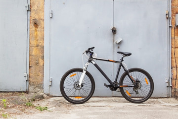 Fototapeta na wymiar bicycle on wall background retro