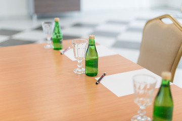 Stół z napojami i kartkami do notowania przygotowany na spotkanie biznesowe