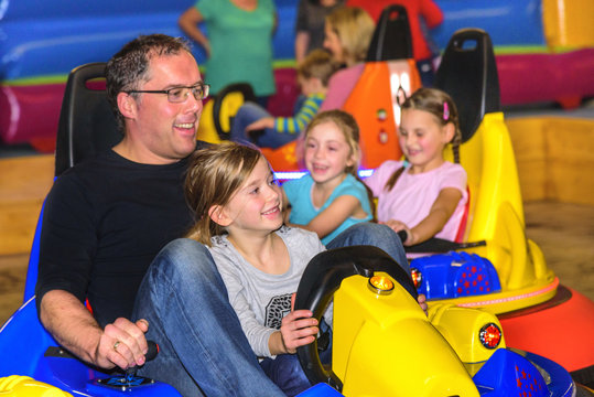 Fahrspaß mit dem Mini-Scooter im Indoor-Freizeitpark