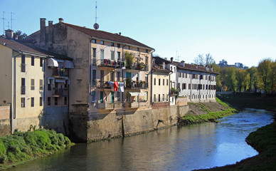 Fototapeta na wymiar river in city Vicenza, Italy
