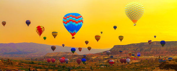Naklejka premium Colorful Hot Air Balloon In The Mountain sunrise