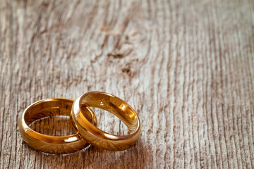Obraz na płótnie Canvas Pair of golden wedding rings