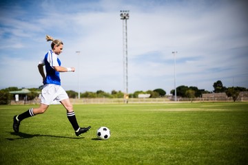 Female football player practicing soccer © WavebreakMediaMicro